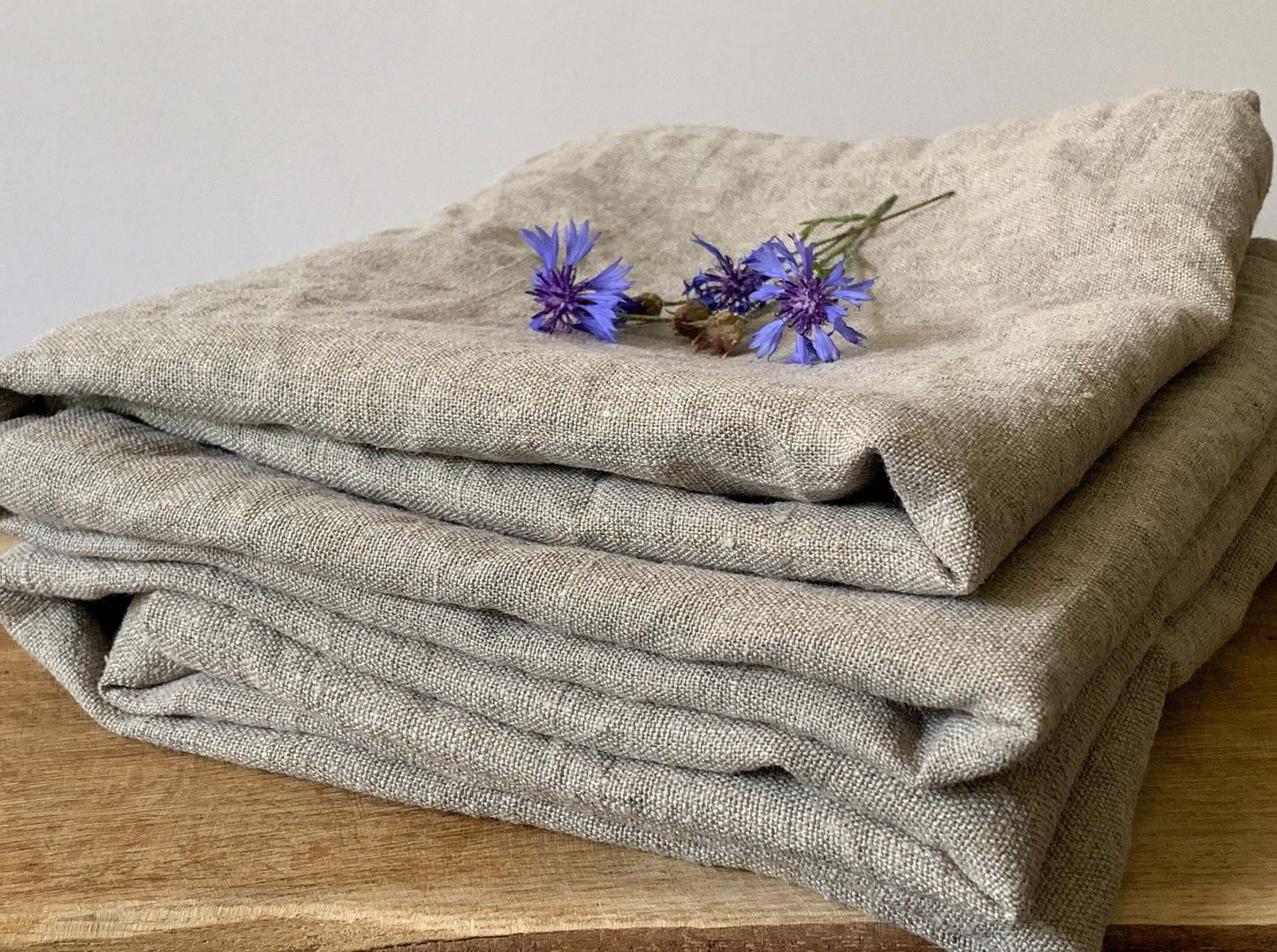 Linen bath towel with hanging loop