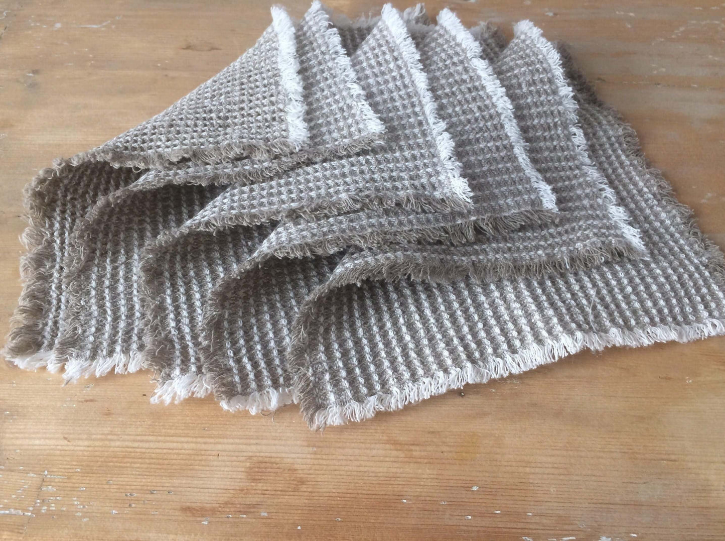 Reusable beige linens for dishes