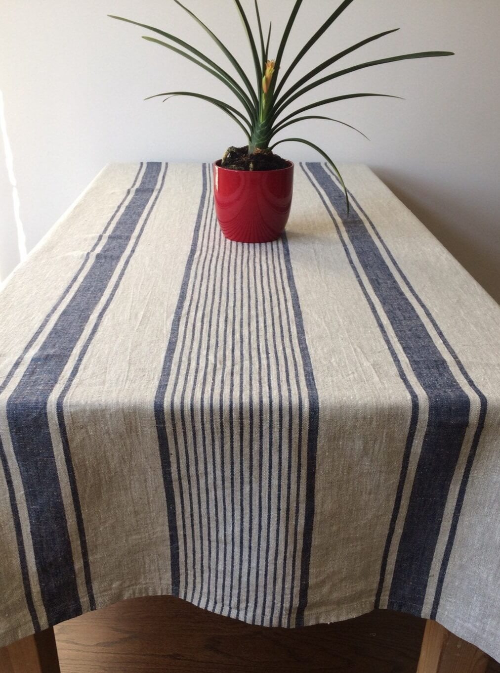 Beige_Linen_Tablecloth_Draped