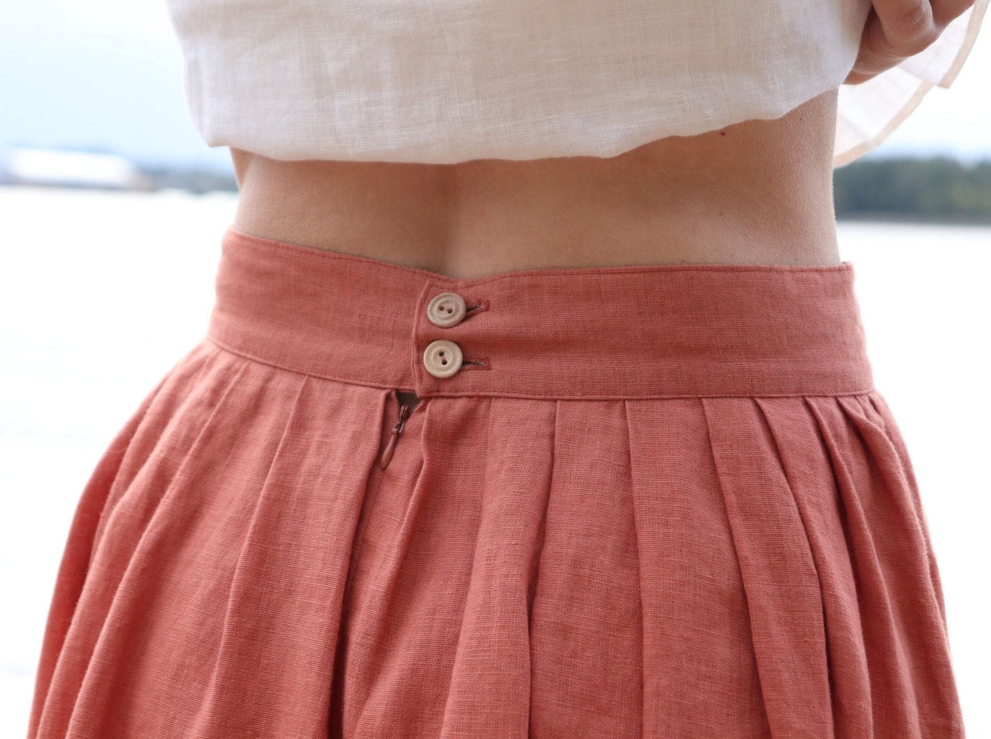 Comfortable linen skirt with zipper closure