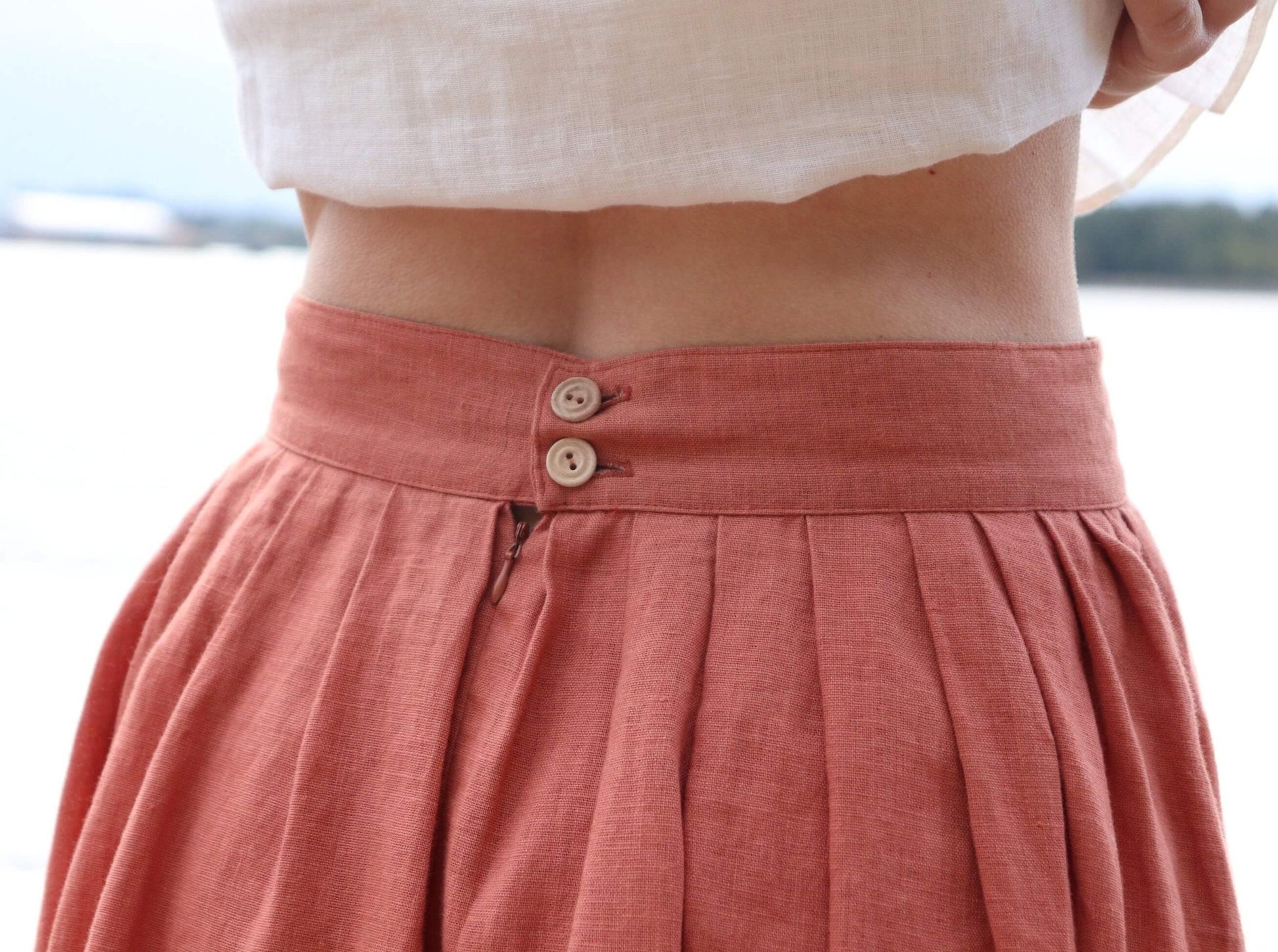 Comfortable linen skirt with zipper closure