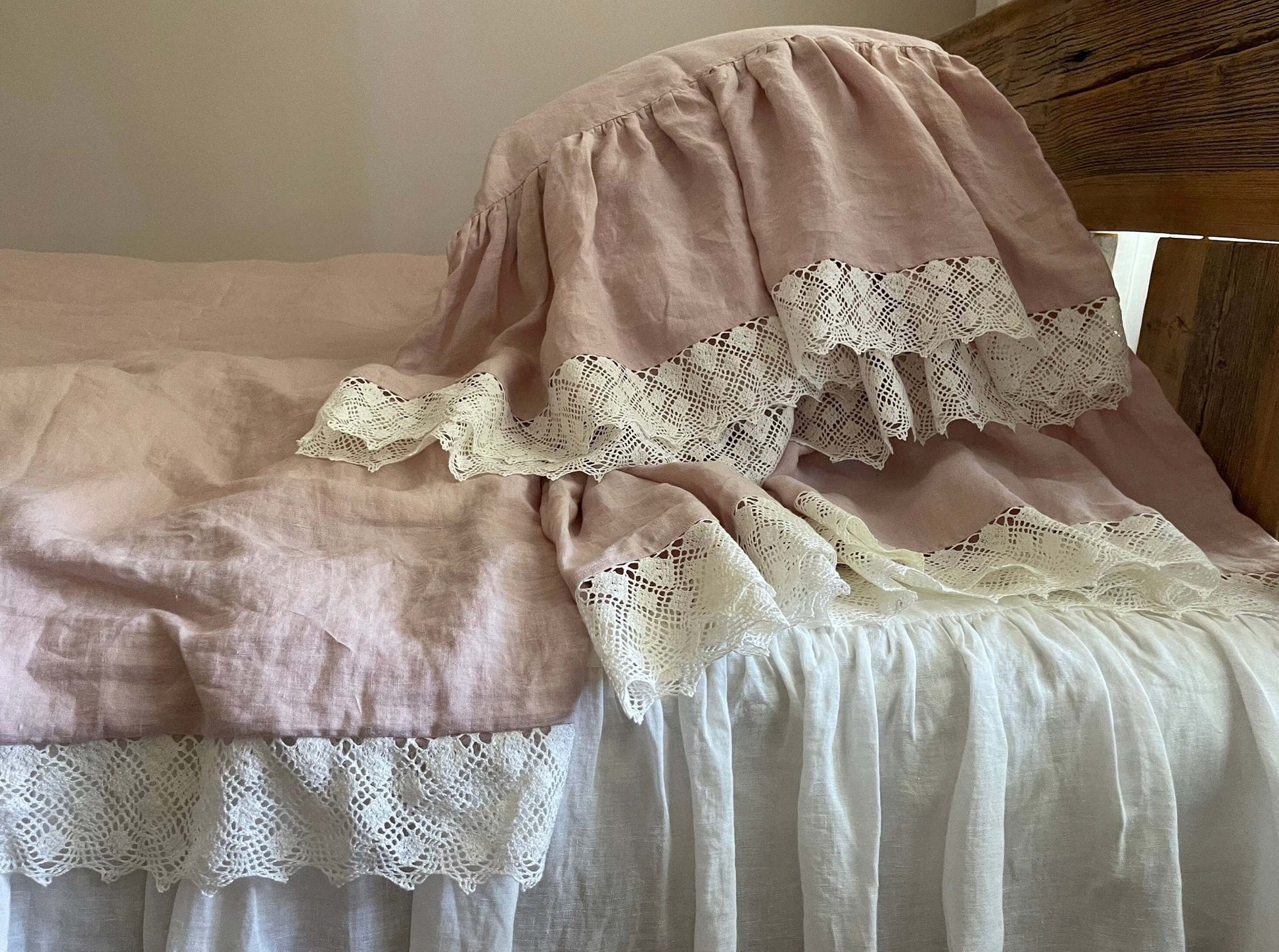 Dusty pink linen duvet cover with lace detail