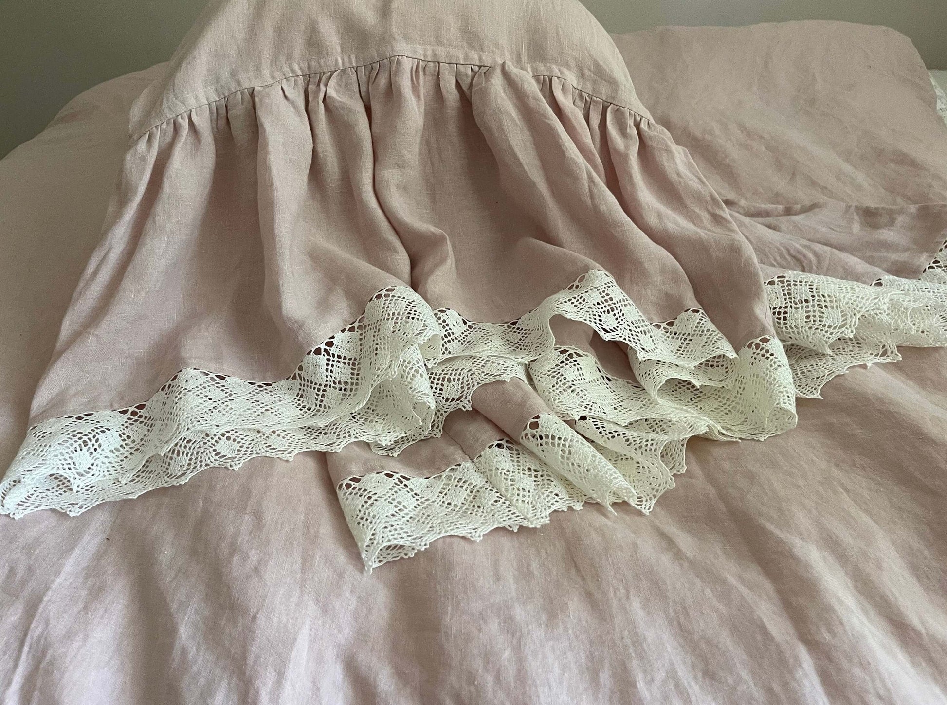Romantic linen set with duvet ties