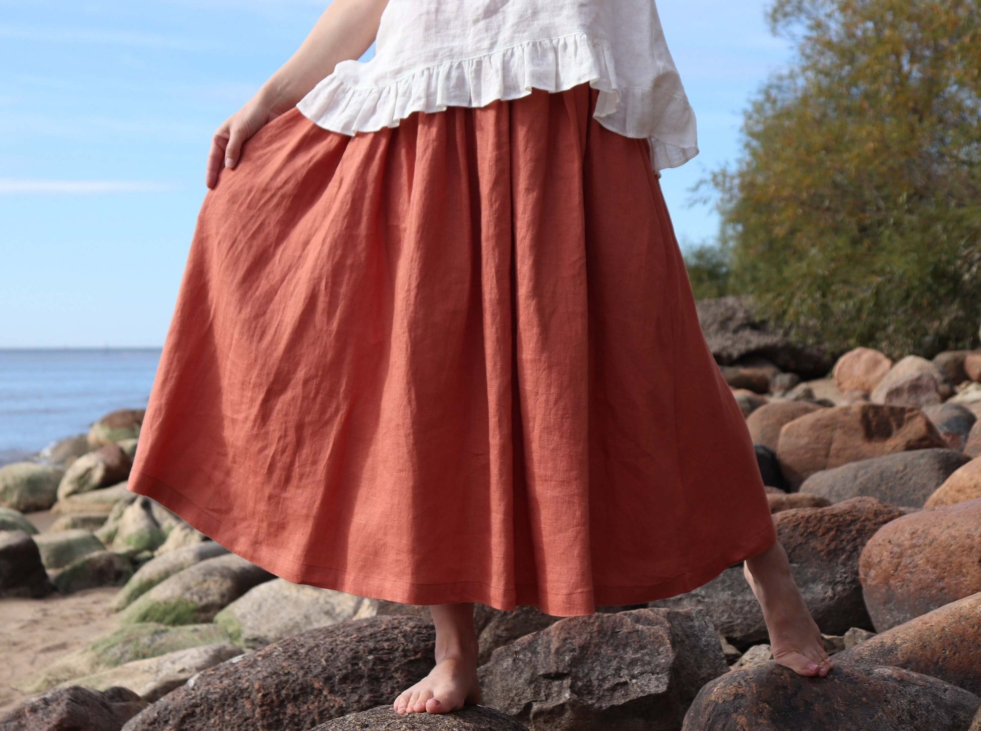 Linen skirt with side pockets detail