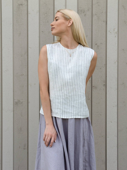 Stylish Linen Sleeveless Top with Wooden Button
