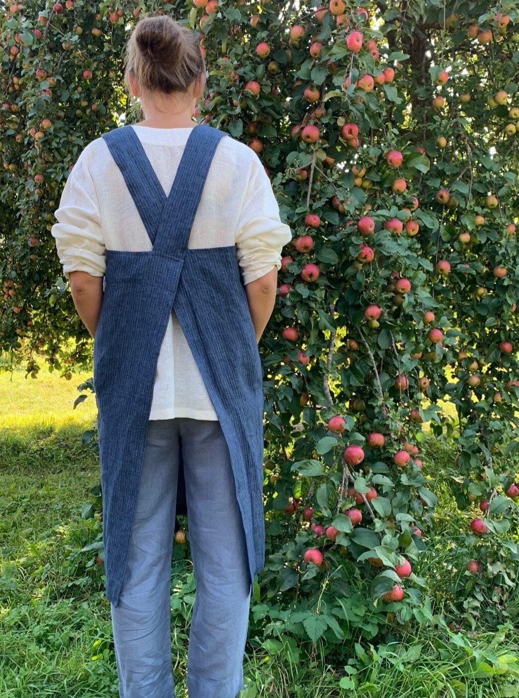Cross back linen apron with pockets